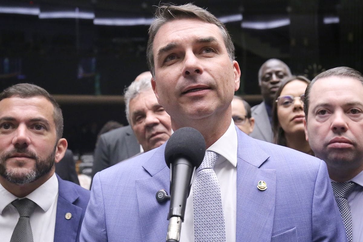 Flávio acusa ministro Moraes de advocacia administrativa irregular