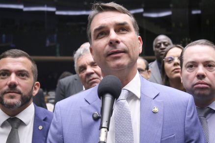 Flávio acusa ministro Moraes de advocacia administrativa irregular