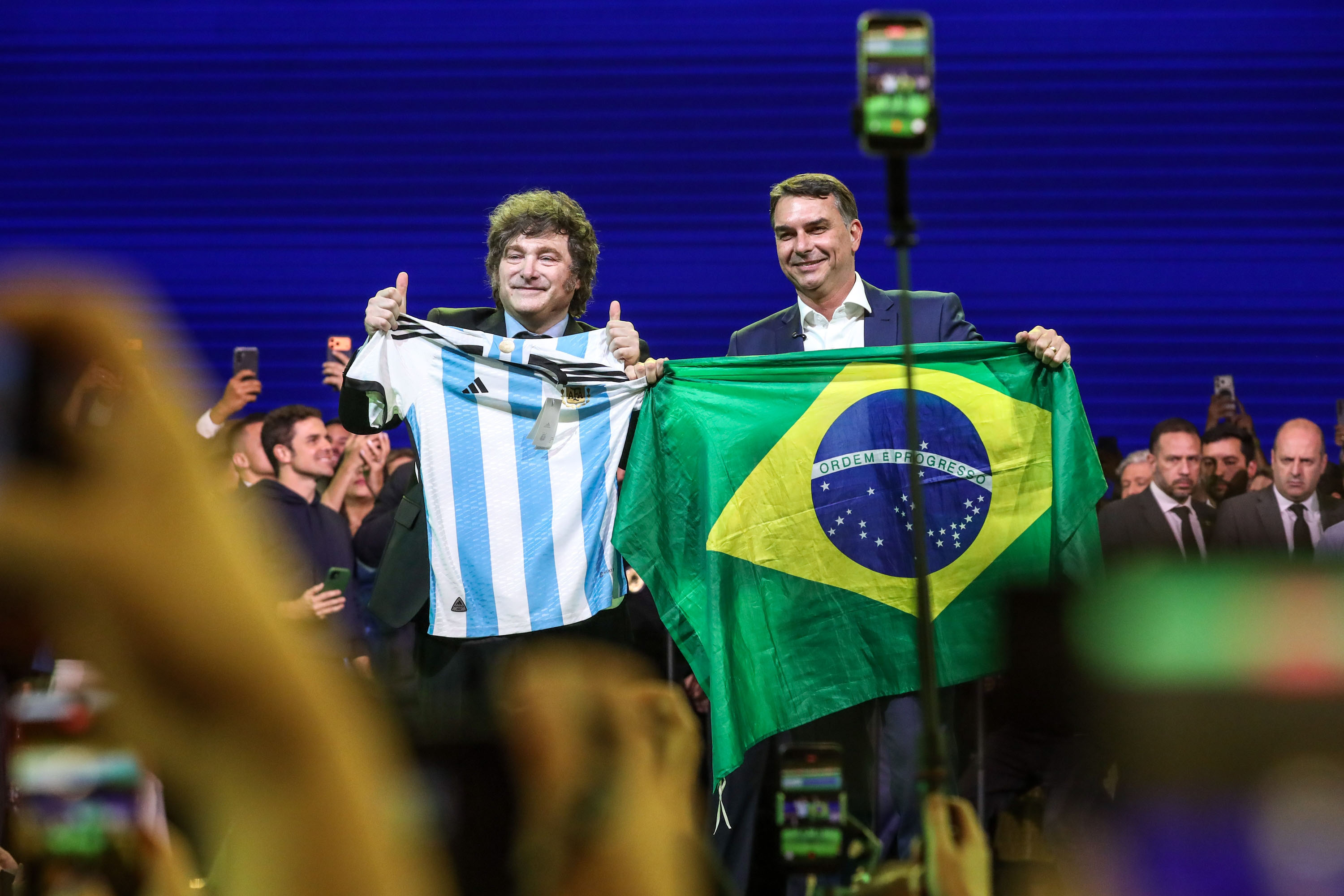 Pesquisa indica que participação de Milei prejudica campanha de Flávio Bolsonaro