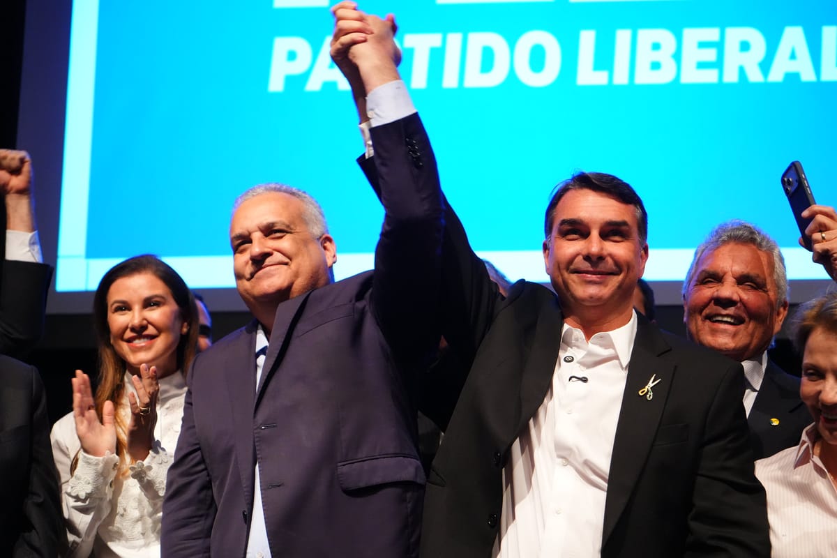 Flávio Bolsonaro apresenta plano para agilizar INSS