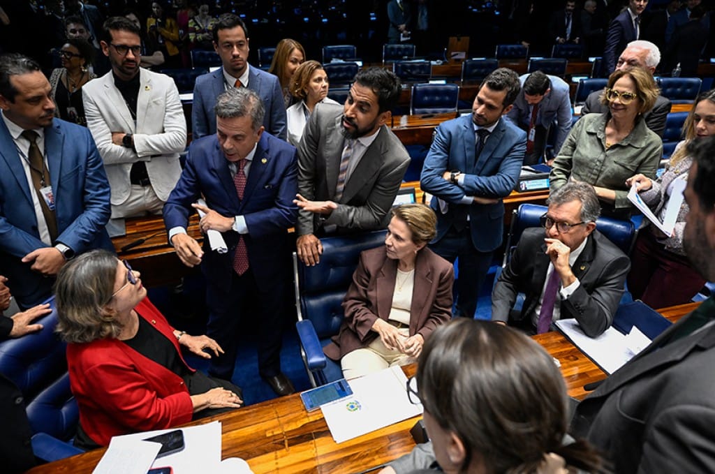 Senado aprova redução de tributos sobre combustíveis e projeto segue para sanção