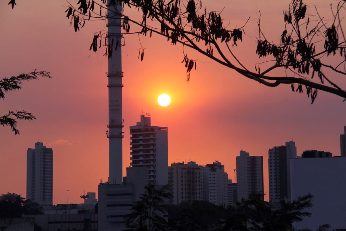 Cuiabá enfrenta onda de calor com 40°C e umidade perigosamente baixa