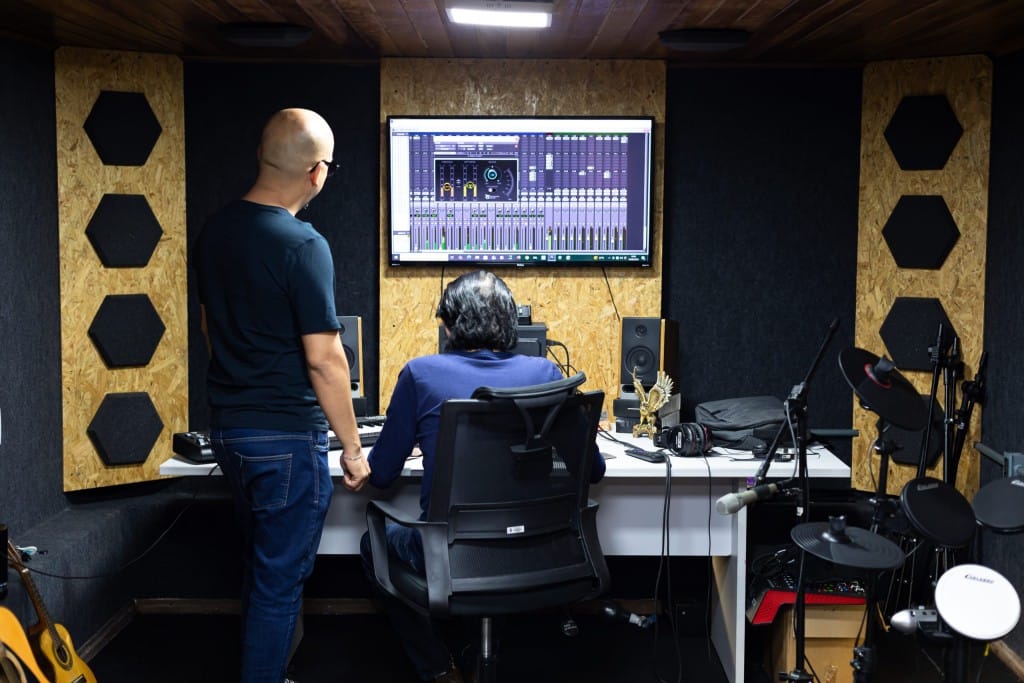 Estúdio de Cuiabá grava obras de artistas locais
