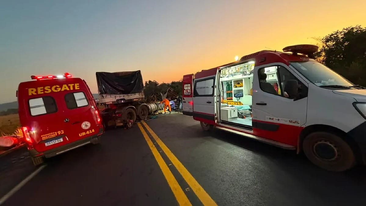 Colisão frontal entre caminhões deixa 3 mortos em MT