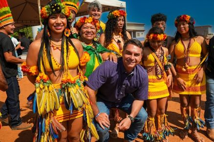 Flávio Bolsonaro celebra apoio de prefeito que saiu do PL para Pivetta