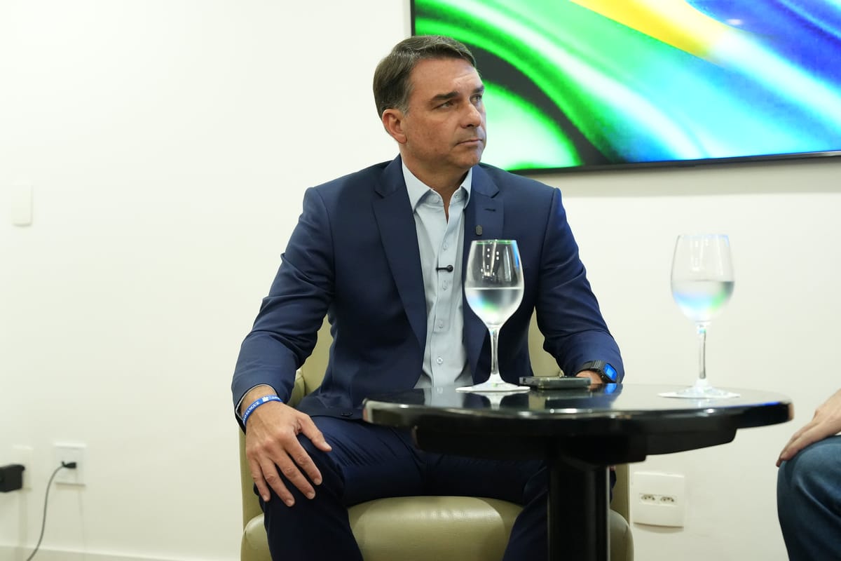 Flávio Bolsonaro afirma que Moraes não tem mais espaço no STF