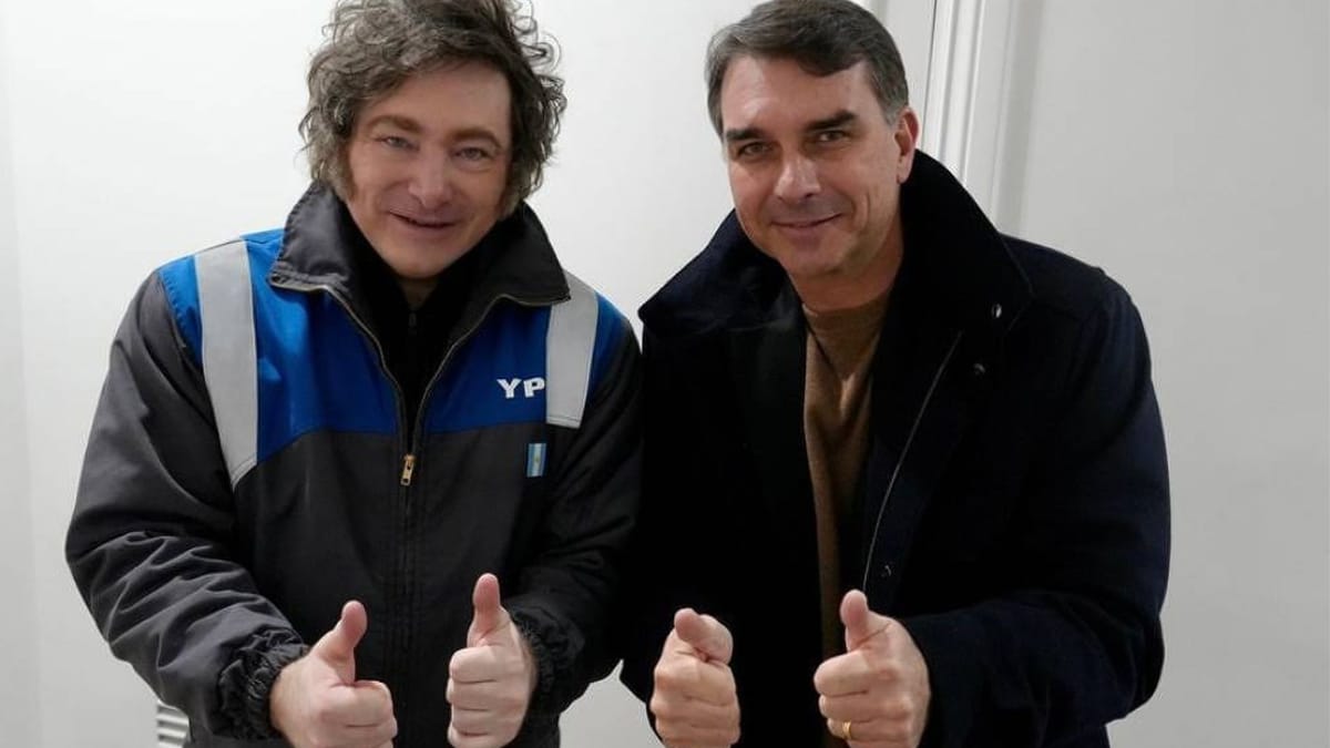 Presidente argentino critica Lula e apoia Flávio Bolsonaro nas eleições